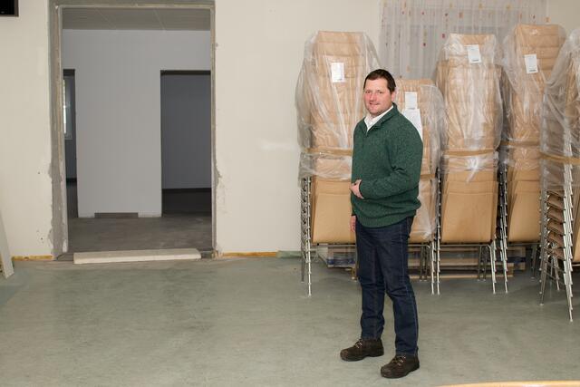 Bürgermeister Engelbert Rinnhofer beim Durchbruch zur Feuerwehr.