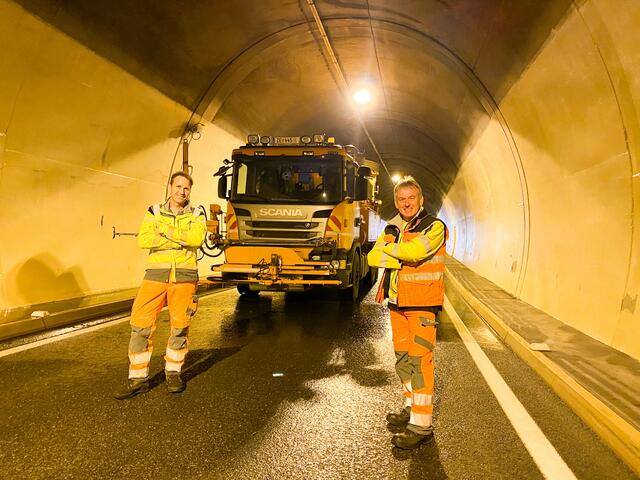 Hans Steiner und Andreas Reiter von der Straßenmeisterei Pinzgau bei der Tunnelreinigung.