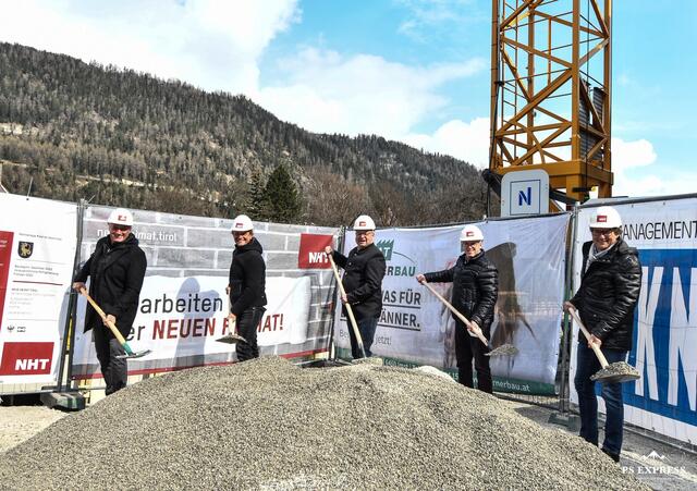 Startschuss für das nächste NHT-Wohnprojekt im Bezirk Landeck: Die Architekten Manfred König und Raimund Wulz, Bürgermeister Elmar Handle, Dekan Franz Hinterholzer und Geschäftsführer Hannes Gschwentner setzen den Spaten für altersgerechte Wohnungen am Kapuzinerklosterareal (v.li.).