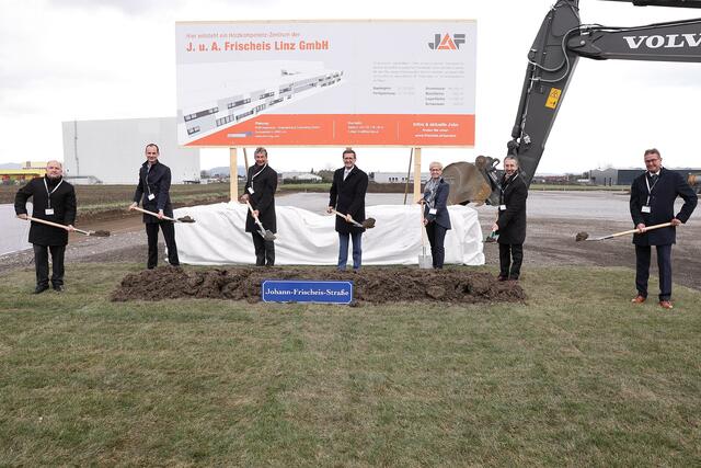 Beim Spatenstich: Bernd Schützeneder (Bürgermeister St. Florian), Wilfrid Fabjani (Geschäftsführer JAF), Werner Stix (Geschäftsführer JAF), Wirtschafts-Landesrat Markus Achleitner, Doris Hummer (WKO-Präsidentin OÖ), Christoph Kapeller (Niederlassungsleiter JAF Linz) und Karl Kollingbaum (Bürgermeister Asten).