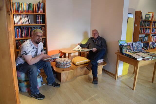 Michael Berger und Hermann Strobl von der Bücherei Göstling berichten, wie sich Corona auf das Leseverhalten der Leute ausgewirkt hat. | Foto: Sara Handl