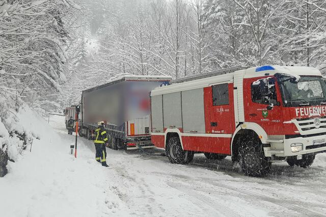 Die Florianis wendeten den Lkw, er konnte weiterfahren. | Foto: Peter Hess, FF Kleinzell