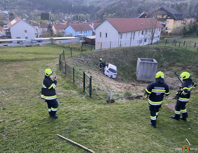 Ein führerloses Auto stürzte in ein Auffangbecken, verletzt wurde zum Glück niemand.