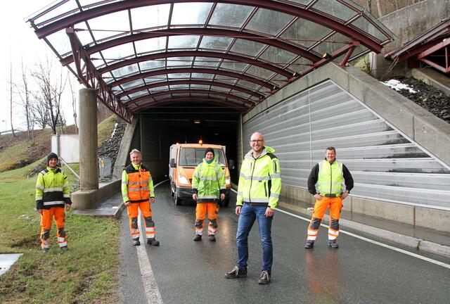 Stefan Oberaigner (vorne und mit einem Teil seines Teams) leitet die Straßenmeisterei im Pinzgau.