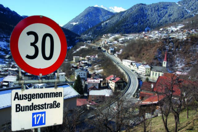 Geht es nach dem Pianner Gemeinderat soll im Ortsgebiet bald eine Geschwindigkeitsbeschränkung von 30 km/h herrschen (Fotomontage).