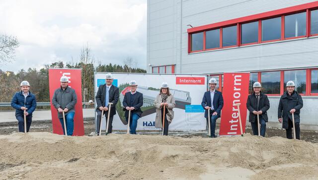 Der Spatenstich erfolgte am 15. April am Internet-Standort Sarleinsbach. Mit dabei waren unter anderem Miteigentümerin Anette Klinger (5. v. li.), Internorm-Geschäftsführer Produktion Martin Weinrotter (3. v. re.) und Werksleiter Christoph Jungwirth (4. v. li.). | Foto: Internorm