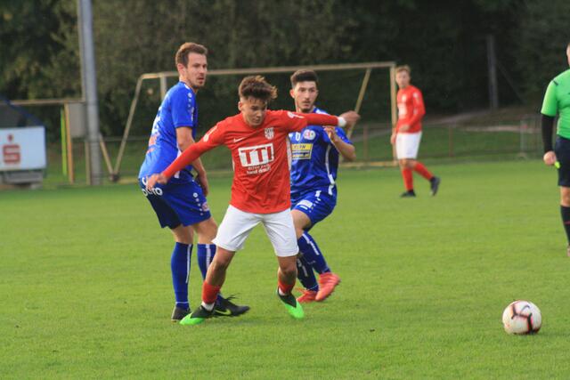 Mit acht Toren hatte Noah Brandstätter (rot) maßgeblichen Anteil an der starken Hinrunde der Florianer Juniors. Am Ende sollte diese zum Meistertitel reichen.