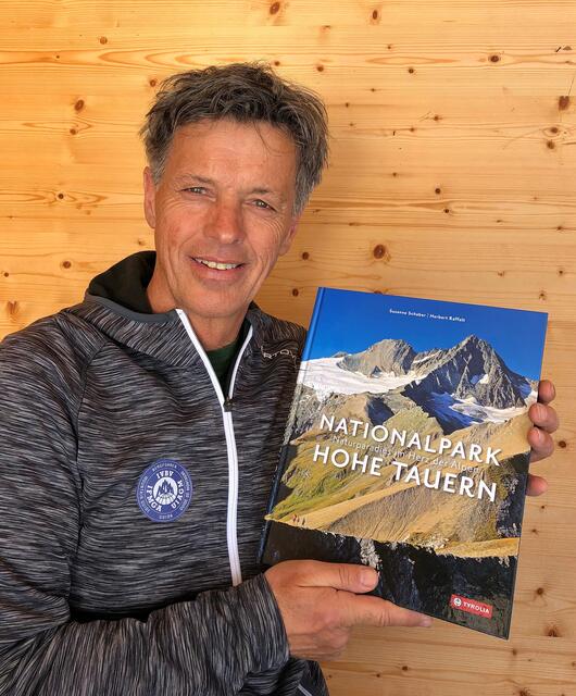 Herbert Raffalt mit dem neuen Buch zum Nationalpark
