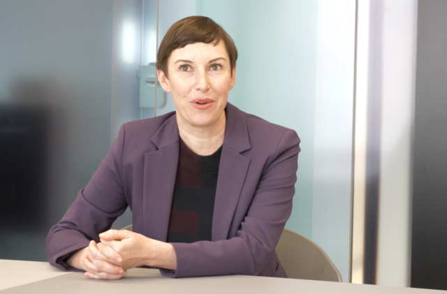 "Man müsste insgesamt mit dem Inseratenvolumen runter gehen und mit Presseförderung hinauf": Henrike Brandstötter, Neos-Abgeordnete zum Nationalrat und Mediensprecherin der Neos im Gespräch mit den Regionalmedien Austria (RMA).  | Foto: Markus Spitzauer