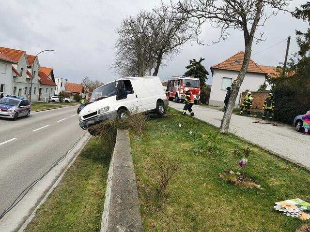 Die Feuerwehr konnte den Kleintransporter wieder auf Spur bringen