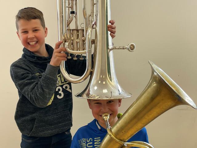 Peter und David Erlacher aus Rennweg haben Spaß beim Musizieren. Sie verbinden Musik mit einem Schuss Humor. | Foto: Musikschule Lieser-Maltatal
