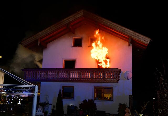 Ein Teil des Hauses in Kolsass stand bereits in Brand, als die Feuerwehren eintrafen.  | Foto: ZOOM-Tirol