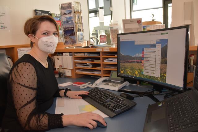 Helena Beermeister steht ÖBB-Bahnkunden hilfreich zur Seite. | Foto: Kainz