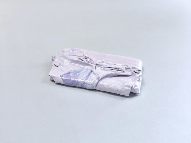 Faltung 215, 2020
bookbinding glue, pigment, bubble wrap
49 x 28 x 11 cm