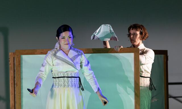 Das Theater- und Puppenspiel "1000 Kraniche 2020": Kanako Shimada (Mezzosopran) und Katharina Halus (Schauspiel und Puppenspiel | Foto: SF / Erika Mayer