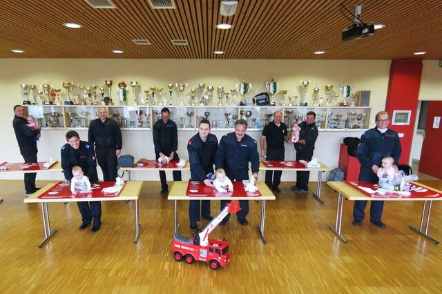 Die Jungväter und Großväter der Feuerwehr Gössendorf haben bewiesen, dass sie auch beim Wickeln der Babys jederzeit einsatzbereit sind. | Foto: FF Gössendorf