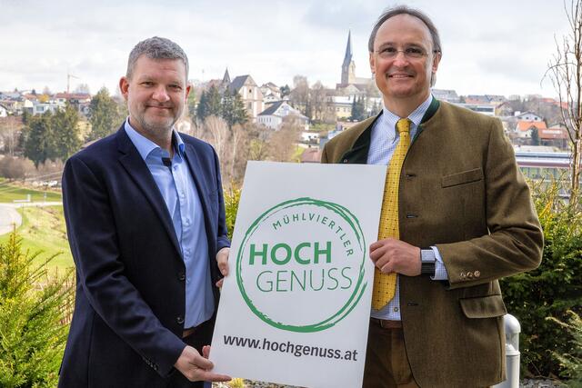 Geschäftsführer Markus Obermüller (li.) und Aufsichtsratsvorsitzender Andreas Eckerstorfer von der Tourismusregion Mühlviertler Hochland präsentieren das Logo des neuen Genuss-Manifestes.