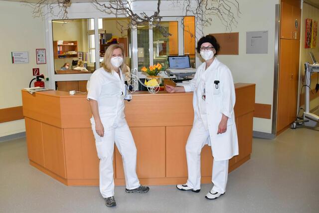Palliativexpertin Birgit Kum-Taucher (rechts) mit Veronika Gmeiner (links), der ersten Ärztin, die für die Spezialisierung in Palliativmedizin am Landesklinikum Scheibbs ausgebildet wird.
