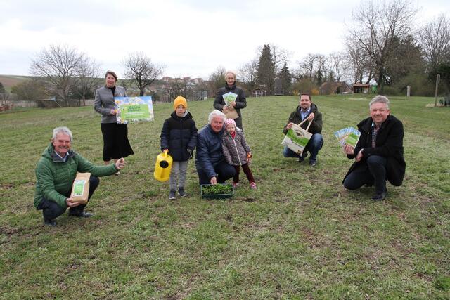 LT-Präs. Karl Wilfing, STR Sabine Lenk, Gerti Mörth/Obfrau Verein Märchensommer, Ortsvorsteher Poysbrunn Franz Vinzenc mit Enkeln, STR David Jilli, Bgm. Thomas Grießl | Foto: LT-Direktion NÖ / Schultes