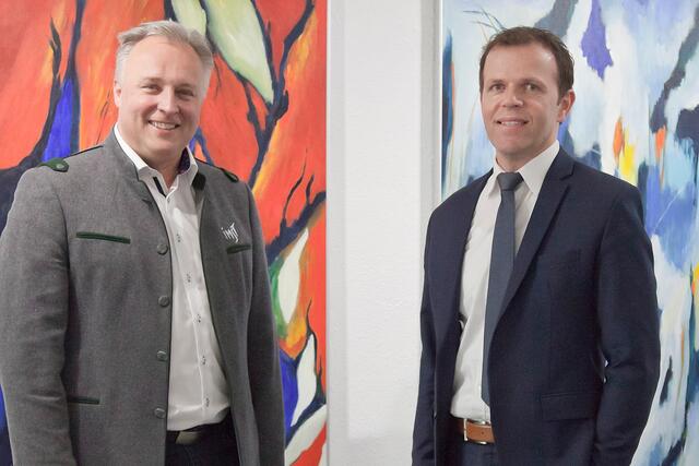 Bürgermeister und Kulturreferent Stefan Weirather und Direktor Christian Seiser besiegeln die Kooperation | Foto: Melitta Abber