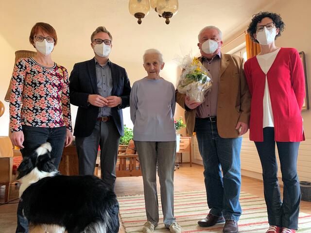 Tochter Christine Osabal-Peyrer-Heimstätt, Bürgermeister Erich Stubenvoll, Jubilarin Elisabeth Peyrer-Heimstätt, Ortsvorsteher Erich Stubenvoll und Tochter Lilly Ferkl