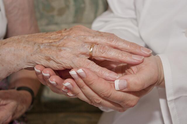 „Hospiz und Palliative Care im Mobilen Dienst“ (HiM OÖ) stärkt mit Schulungen Mitarbeiter sowie Angehörige im Umgang mit schwerkranken und sterbenden Menschen.
 | Foto: Dalmatino/Fotolia