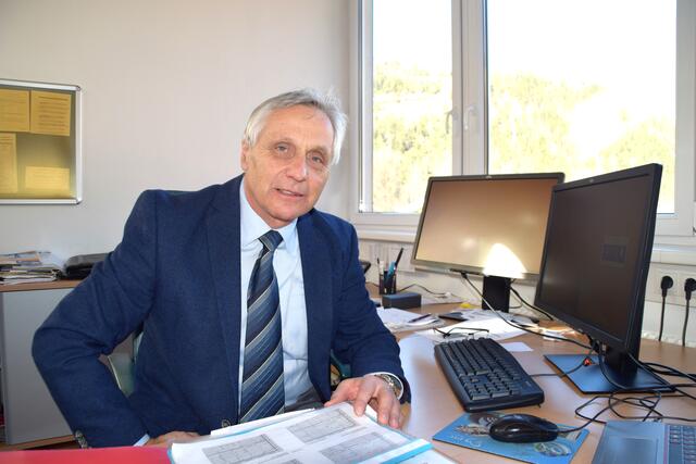 Roman Neururer ist seit 24 Jahren Direktor der MS Prutz-Ried und Umgebung. Ihm war es wichtig, die Schulsozialarbeit noch während seiner Amtszeit einzurichten. | Foto: Siegele