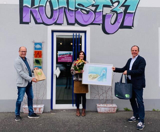 Tip Tourismus GF Gerwald Hierzi (li.) und Bgm. Christoph Stark (re.) gratulierten Ulrike Oswald (Mitte) zur Eröffnung.