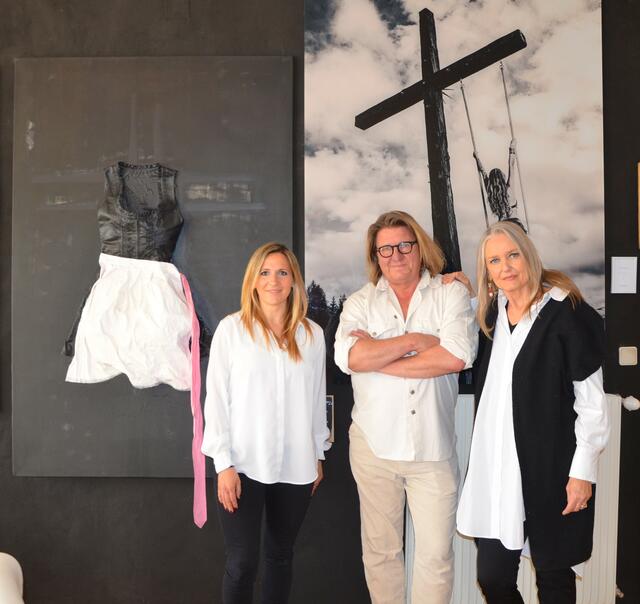 Anna Zora sowie Jens und Tatjana August vor ihren Werken