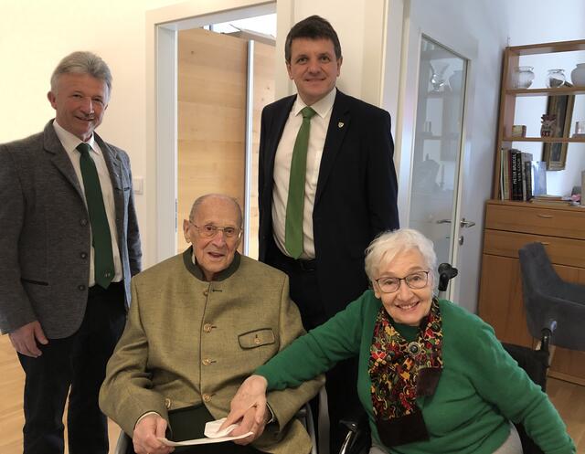 Adolf Efler und seine Gattin Brigitte mit Fürstenfelds Bürgermeister Franz Jost und LAbg. Hubert Lang.