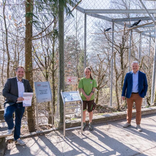Alpenzoodirektor André Stadler, Tierpflegerin Hanna Steinlechner und ÖBB-Centermanager Hannes Deopito | Foto: Alpenzoo Innsbruck