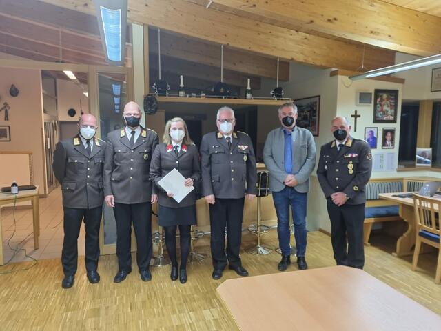 Bei der Neuwahl der Kdt.-Stellvertreterin: Bezirksfeuerwehrinspektor Thomas Greuter, Kommandant der FF St. Anton Martin Raffeiner, die neue Kdt.-Stellvertreterin der FF St. Anton Magdalena Probst, Bezirksfeuerwehrkommandant Hermann Wolf, Bürgermeister Helmut Mall und Bezirksfeuerwehrkommandant Hubert Senn (v.li.).