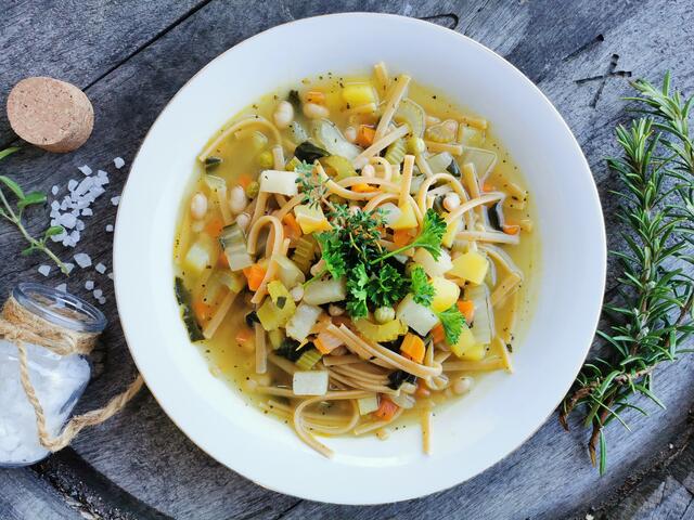 Minestrone mit Frühlingsgemüse | Foto: Katrin Ebetshuber