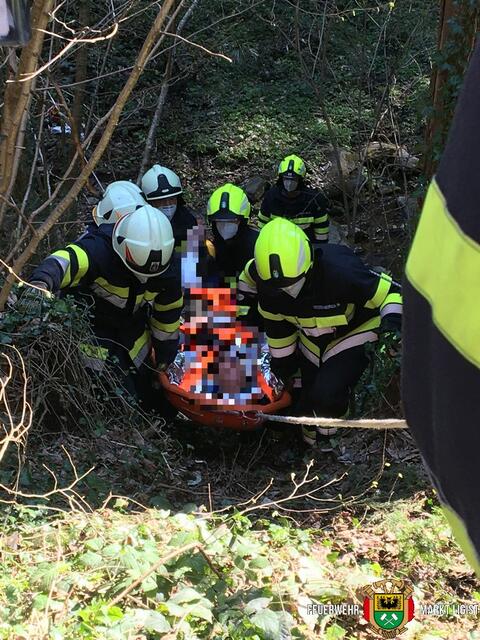 Mittels Trage und Seilgeländer konnten die Feuerwehrleute den Mann bergen.
