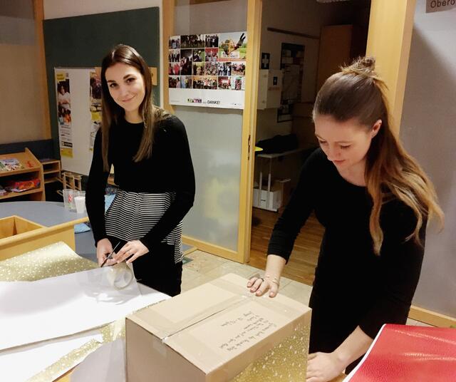 Ivona Colic (l.) zählt zu den engagierten UnterstützerInnen der vorweihnachtlichen Benefizaktion „Pimp The Christmas Tree“, die jährlich mit starker Jugendbeteiligung durchgeführt wird.