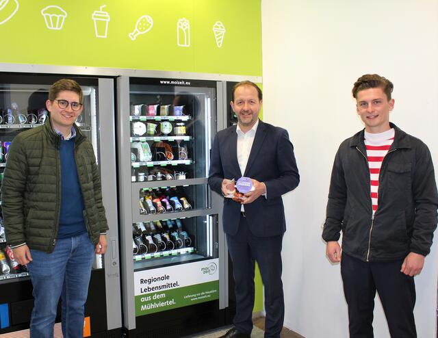 v.l.: Julian Priglinger, Vizebürgermeister Bernhard Baier, und Benjamin Hammerschmid präsentieren den „moizeit“-Automat mit regionalen Lebensmitteln