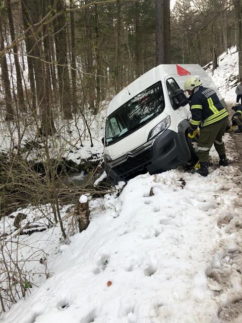 Die Feuerwehr konnte ein Abrutschen des Fahrzeugs verhindern. | Foto: FF Schrambach