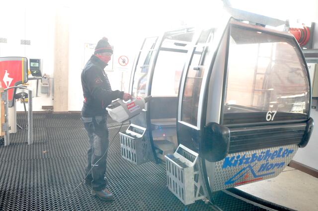 Desinfektion bei der Hornbahn. | Foto: Kogler