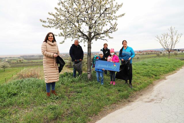 Landeshauptmann-Stellvertreterin Astrid Eisenkopf mit Arbeitskreisleiterin des „Gesunden Dorfes“ Donnerskirchen, Rahel Wunsch mit Gustav Wunsch, sowie, stellvertretend für alle teilnehmenden Kinder aus Volksschulen, Kindergärten und Sportvereinen, Anna und Aksel mit dem GEKO, bekannt aus dem interaktiven Gesundheitskompetenzpuppentheater für Kinder von 3 bis 8 Jahren und Elisabeth Lackner-Gansberger vom Regionalmanagement Gesundes Dorf (v.l.).