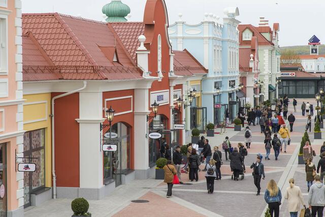 Bei den großen Einkaufszentren Burgenlands – wie hier im Designer Outlet Parndorf – gilt ab Montag eine Maskentragepflicht auch im Freien.