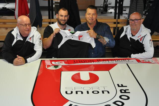 Die Katsdorfer Zufriedenheit (von links nach rechts): Sportchef Prandstätter Fritz, Union-Obmann Aigner Paul, Neo-Coach Mario Jaksch und Vereins-Manager Plank Thomas.
Foto: Josef Schelmbauer