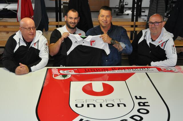 Die Katsdorfer Zufriedenheit (von links nach rechts): Sportchef Prandstätter Fritz,  Union-Obmann Aigner Paul, Neo-Coach Mario Jaksch und Vereins-Manager Plank Thomas. 
Foto: Josef Schelmbauer