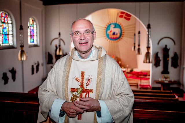 Eine von zwei Kirchen in Kärnten: Pfarrer Herbert Salzl vor dem imposanten Ostertuch in der Pfarrkirche St. Josef Siebenhügel.