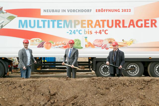 Mario Trifunovic, Geschäftsführer von Meyer Logistik Österreich, Wirtschafts-Landesrat Markus Achleitner und Heinz Meyer, Geschäftsführer von Meyer Logistik Österreich, beim Spatenstich für den neuen Standort von Meyer Logistik in Vorchdorf.