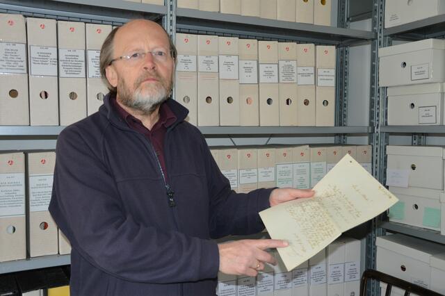 Horst Bachofner, Obmann des Stadtmuseums Forum Hall präsentiert den 150jährigen Brief von Josef Werndl an den Verwalter Josef Hillischer
