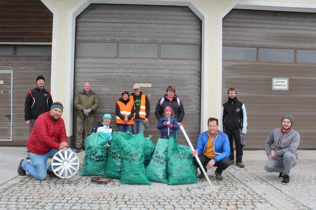 Flurreinigungsaktion in Roßleithen, organisiert von Umweltausschuss-Obmann Kurt Pawluk (3.v.re.)