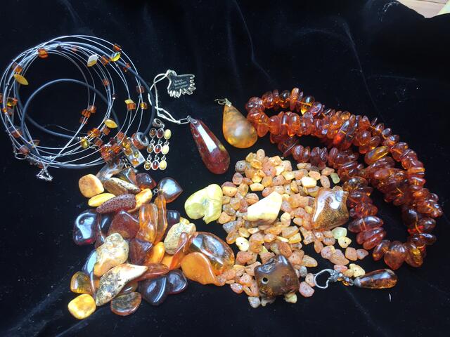 Bernstein in ganz unterschiedlicher Ausprägung, mal  wertvoll, mal nicht. | Foto: Eva Gabriel