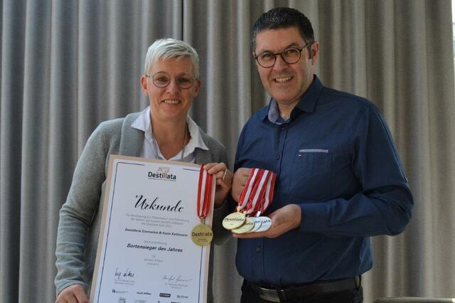 Karin und Emmerich Kohlmann sind stolz auf ihre Auszeichnungen. | Foto: Emmerich Kohlmann