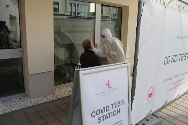 Testen in der Apotheke: Oft muss erst ein geeigneter Bereich gesucht oder sogar geschaffen werden.