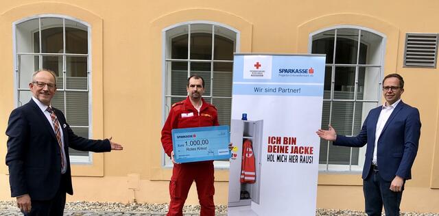 Von links: Martin Zwittag (Vorstandsdirektor der Sparkasse Pregarten-Unterweißenbach), Alexander Dorfner (Dienstführender des Roten Kreuzes), Fritz Robeischl (Bürgermeister von Pregarten). | Foto: Sparkasse Pregarten-Unterweißenbach